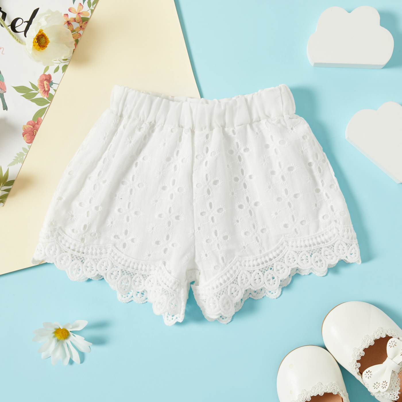 WHITE LACE SHORTS - Peekaboo